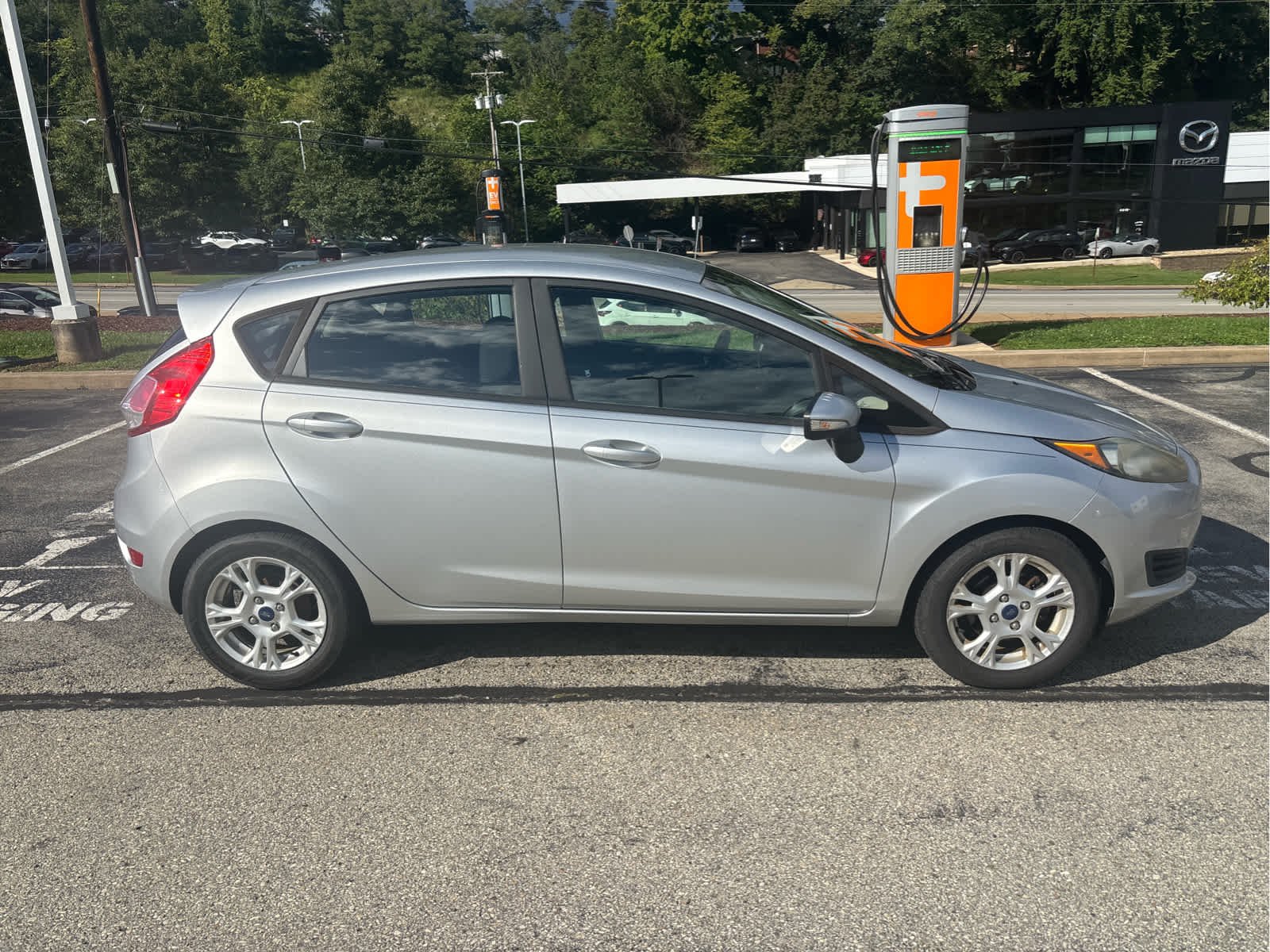 Used 2015 Ingot Silver Ford SE image 4