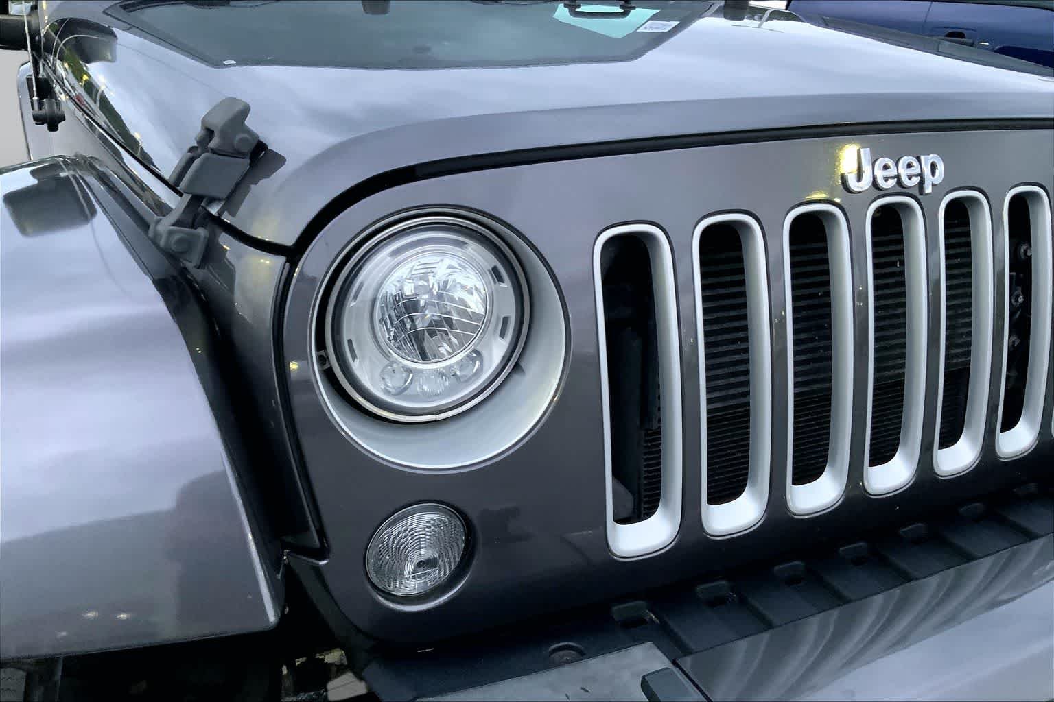 Used 2017 Granite Crystal Met. Clear Coat Jeep Sahara image 27