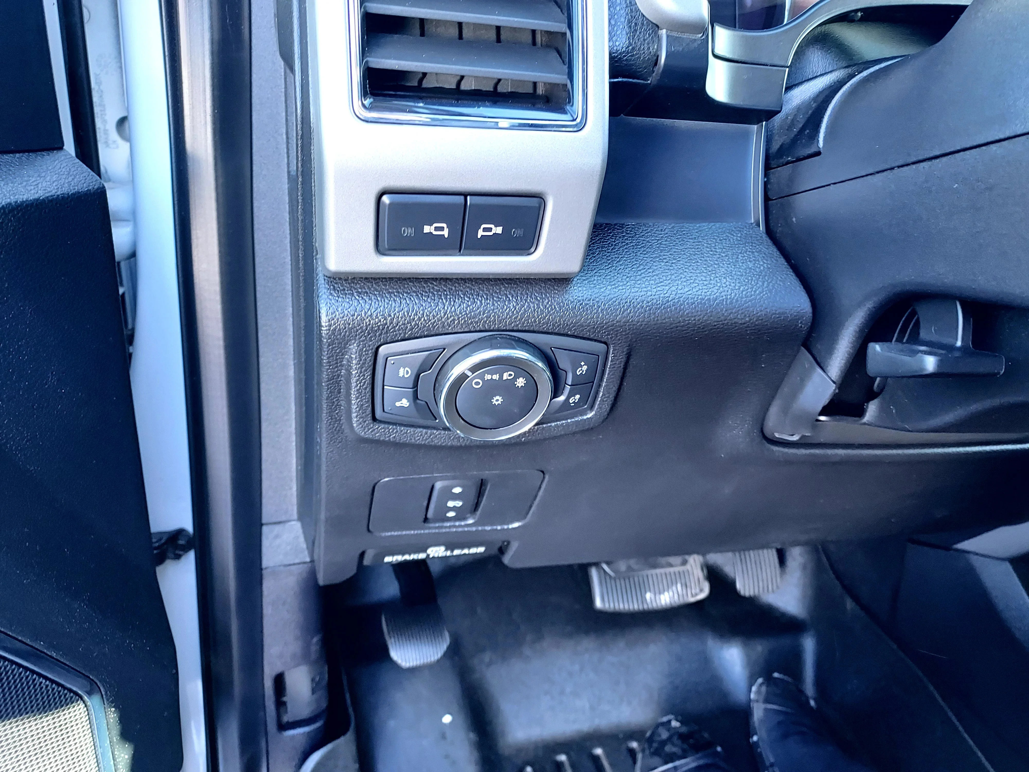 Used 2020 White Ford LARIAT image 38