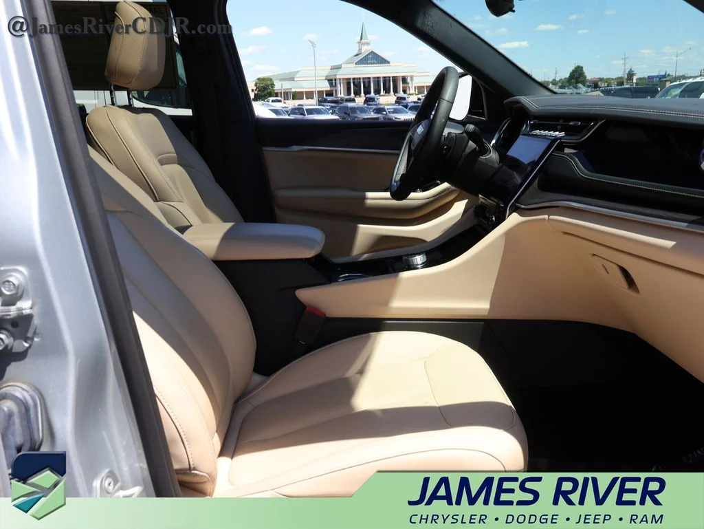 Used 2022 Silver Jeep 4xe image 9