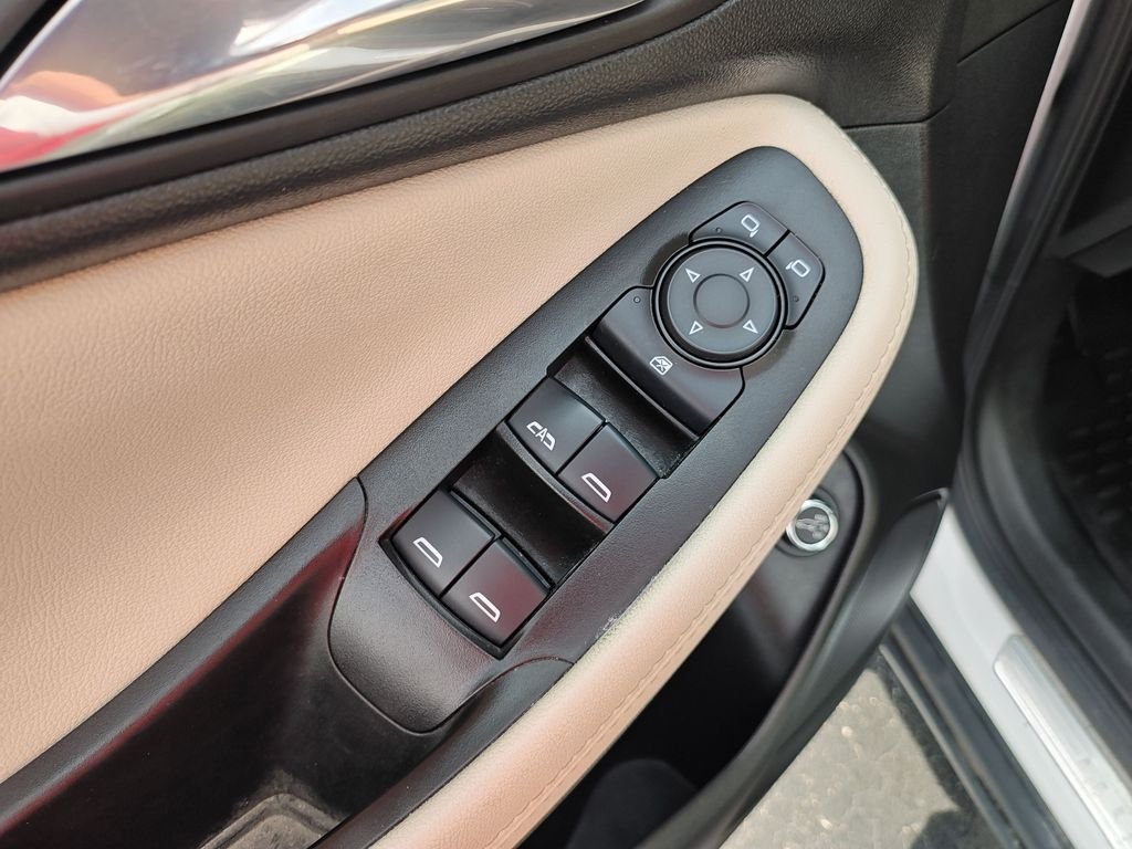Used 2022 White Buick Select image 11