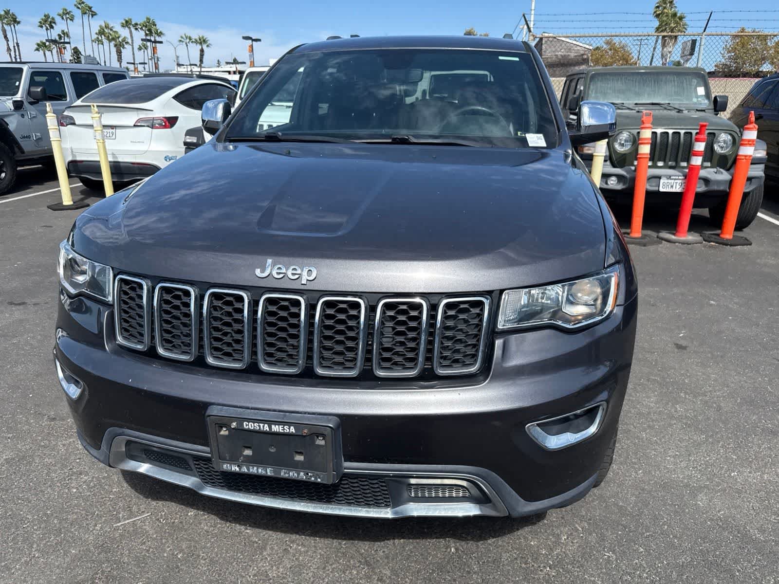 Used 2018 Granite Crystal Metallic Clearcoat Jeep Limited image 4