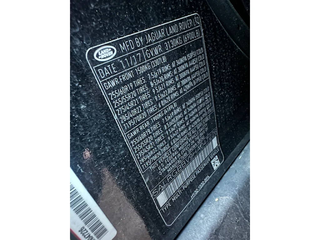 Used 2017 Santorini Black Metallic Land Rover SE image 9