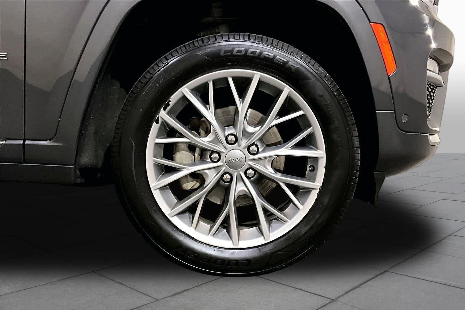 Used 2023 Baltic Gray Metallic Clearcoat Jeep Summit image 10