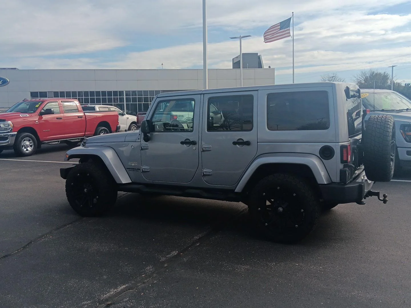Used 2014 Billet Metallic Clearcoat Jeep Sahara image 8
