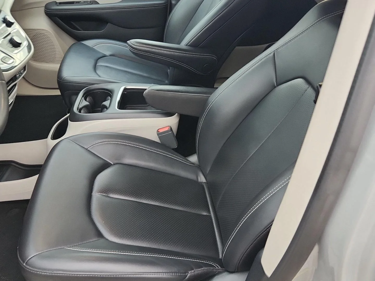 Used 2024 Silver Mist Clearcoat Chrysler Touring L image 10