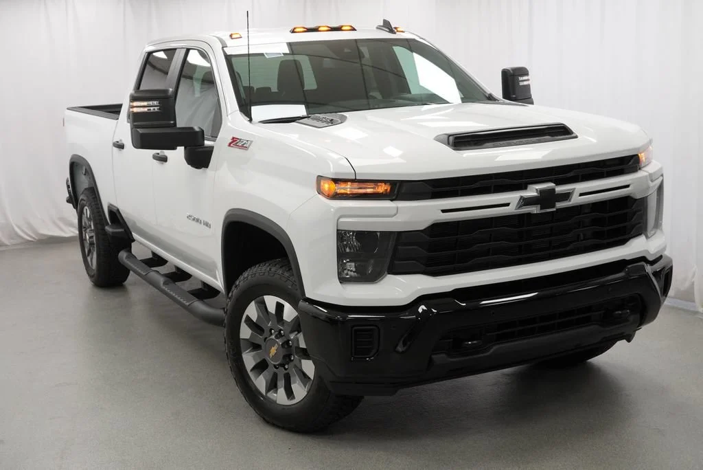 New 2026 Summit White Chevrolet Custom image 6