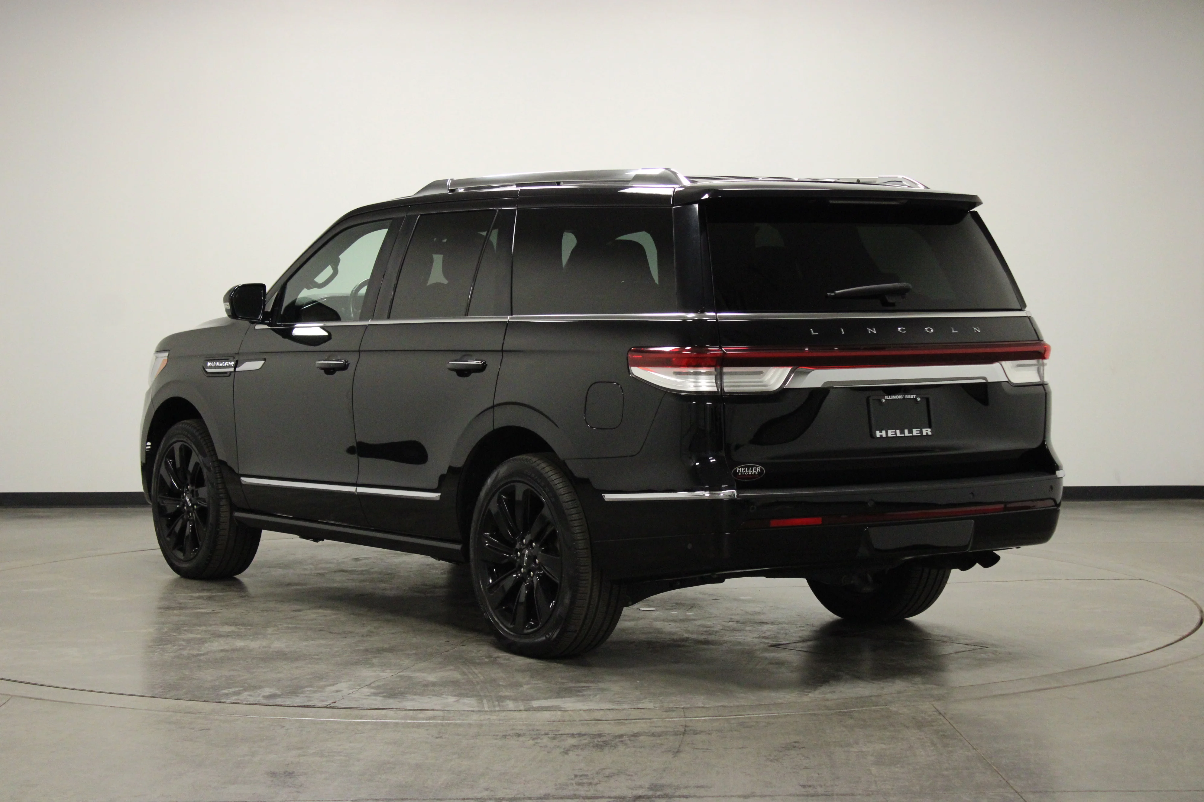 Used 2024 Infinite Black Metallic Clearcoat Lincoln Reserve image 6