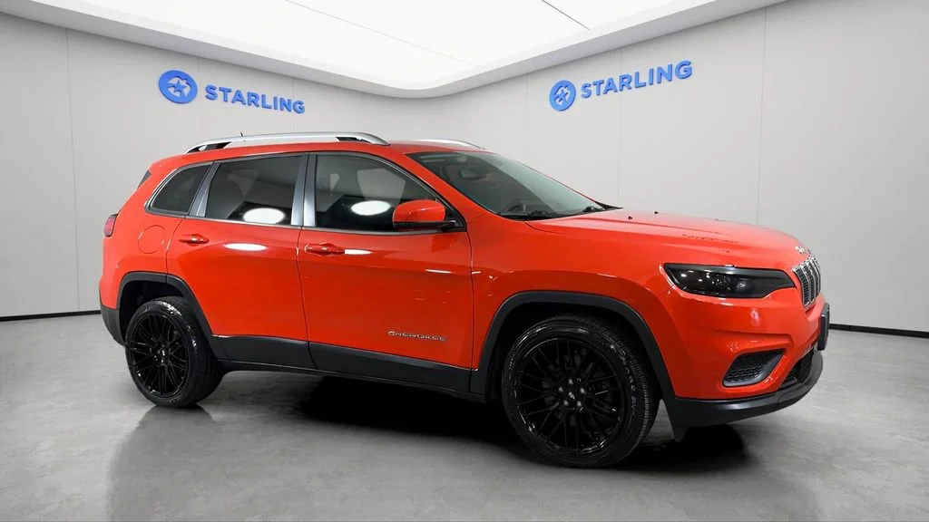 Used 2021 Orange Jeep Latitude FWD image 13