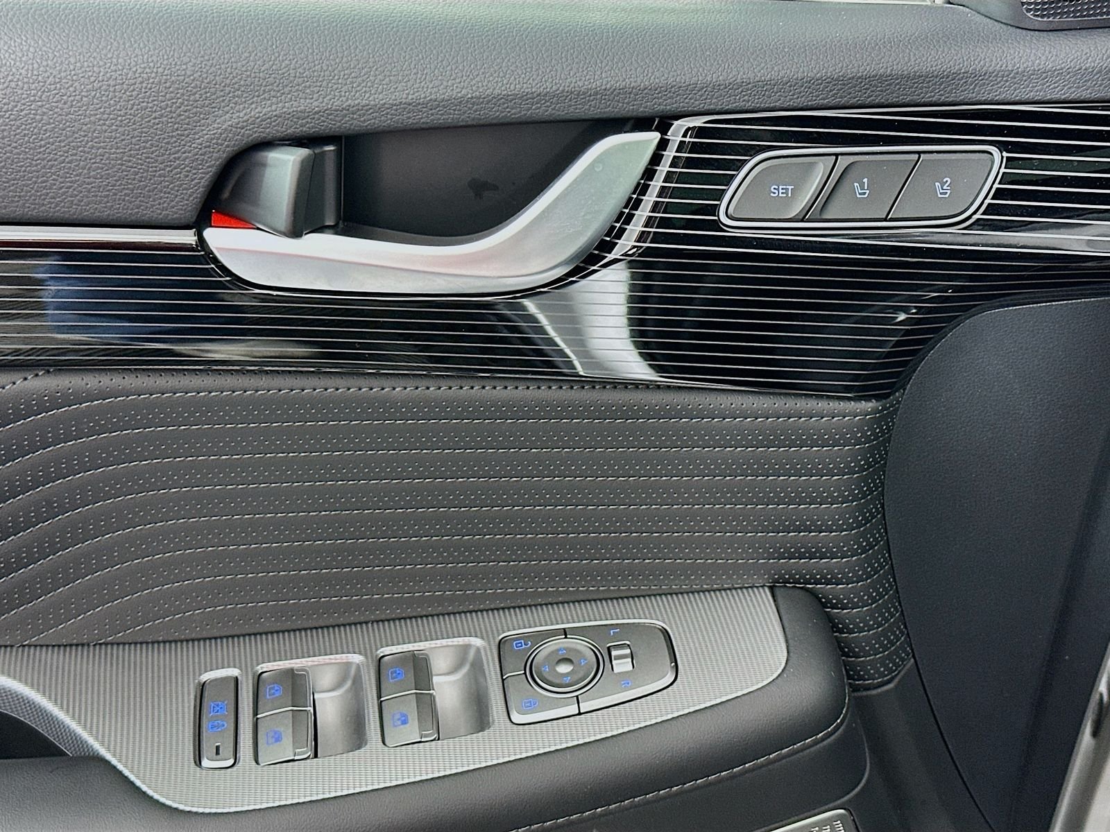 Used 2025 Silver Hyundai Calligraphy image 18