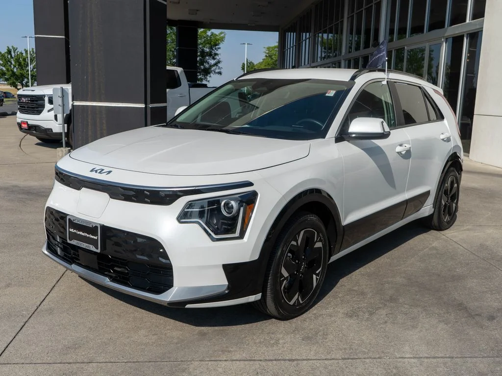 Certified Used 2023 White Kia Wind image 3