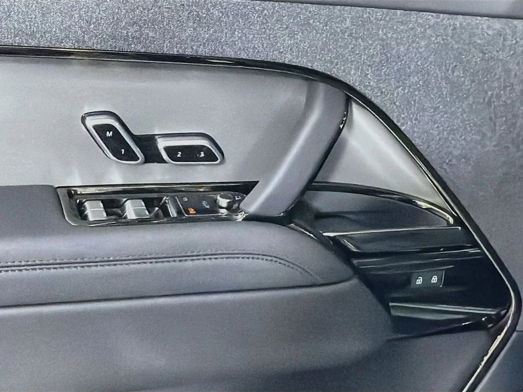 New 2027 Santorini Black Land Rover SE image 18