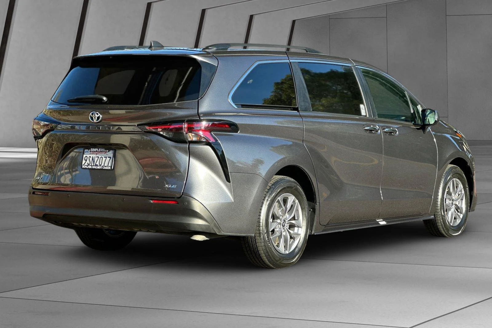 2025 Toyota Sienna XLE - Photo 4