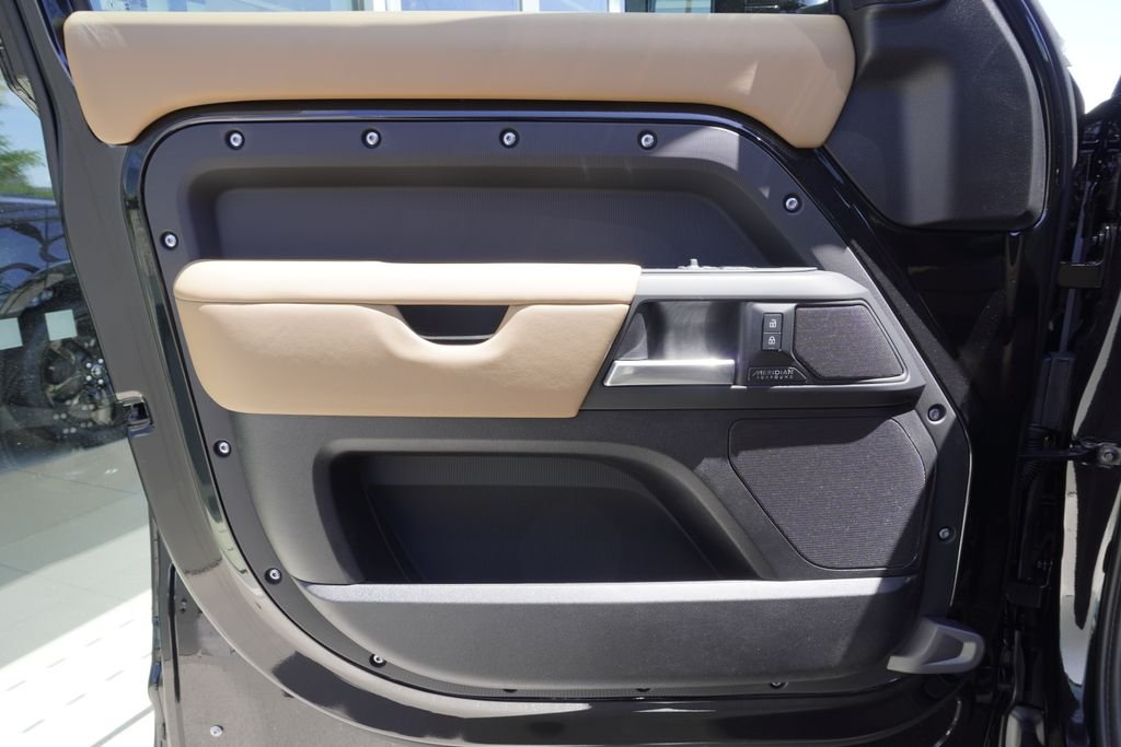 New 2026 Santorini Black Land Rover X-Dynamic SE image 17