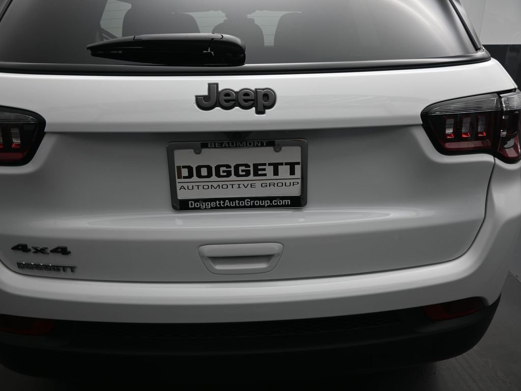 New 2026 Bright White Clearcoat Jeep Latitude image 14
