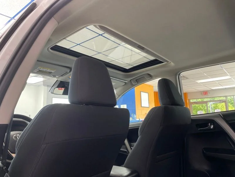Used 2018 White Toyota XLE image 19