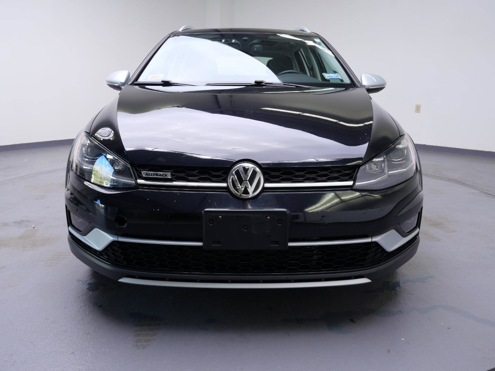 Used 2018  Volkswagen S image 2