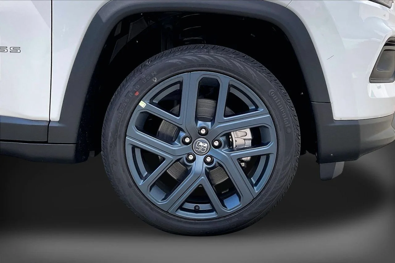 New 2026 Bright White Clearcoat Jeep Latitude image 31