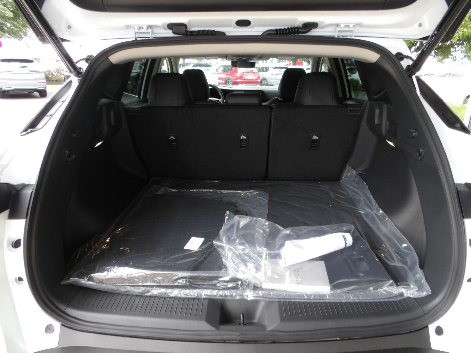 New 2026 Everest White Pearl TriCoat Nissan SL image 10