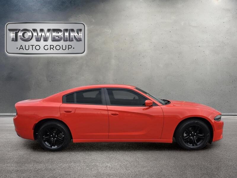 Used 2022 Orange Dodge SXT image 3