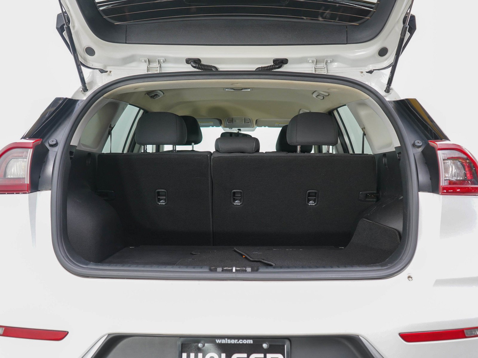 Used 2018 Snow White Pearl Kia LX image 16