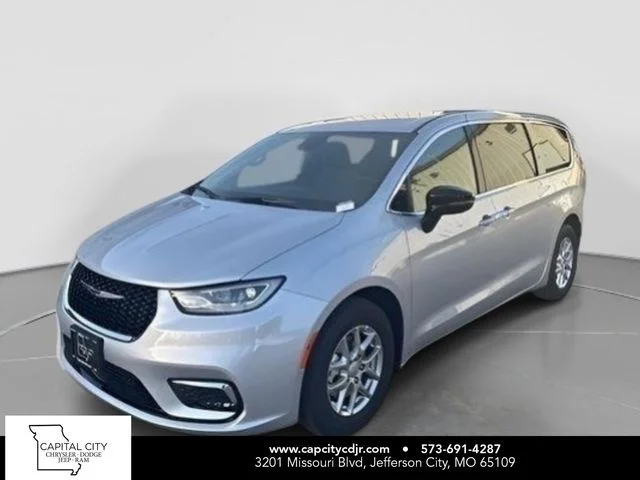 2026 Chrysler Pacifica Select's photo