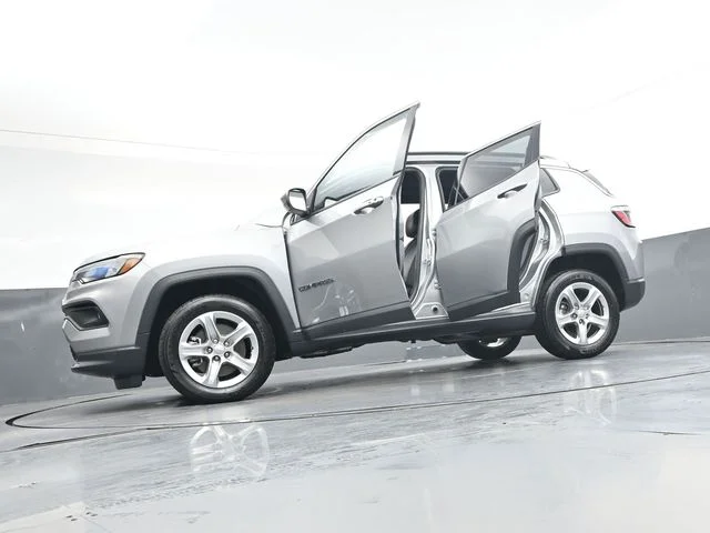 Used 2023 Silver Jeep Latitude image 43