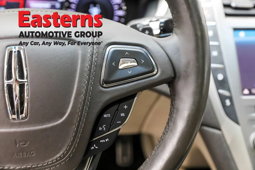 Used 2019 White Lincoln Reserve image 16