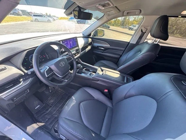 Used 2025 Pearl Toyota XLE image 17