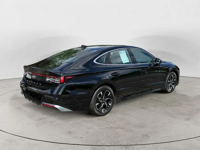 Used 2024 Black Hyundai SEL image 5
