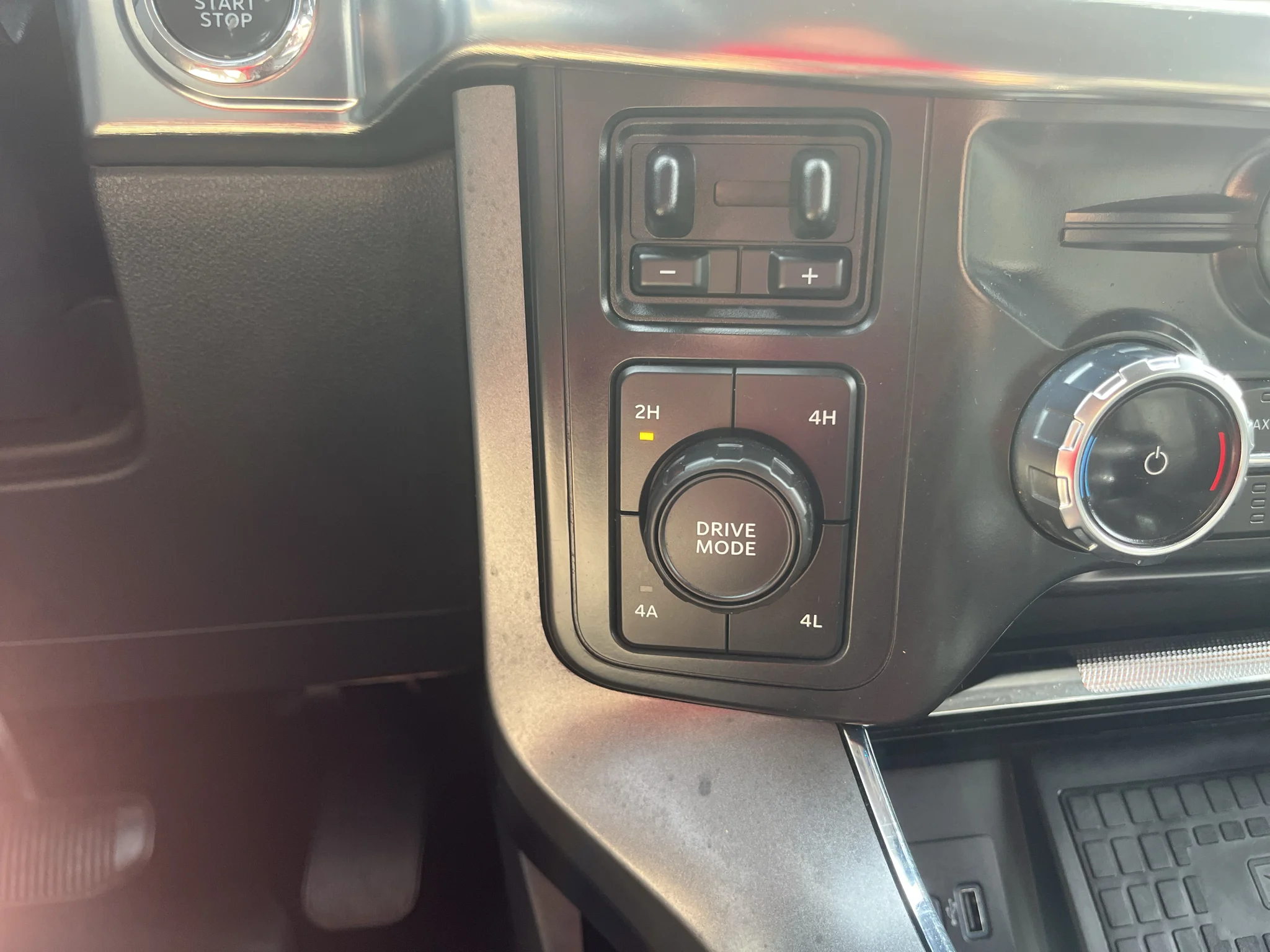 Used 2022 Agate Black Metallic Ford LARIAT image 13