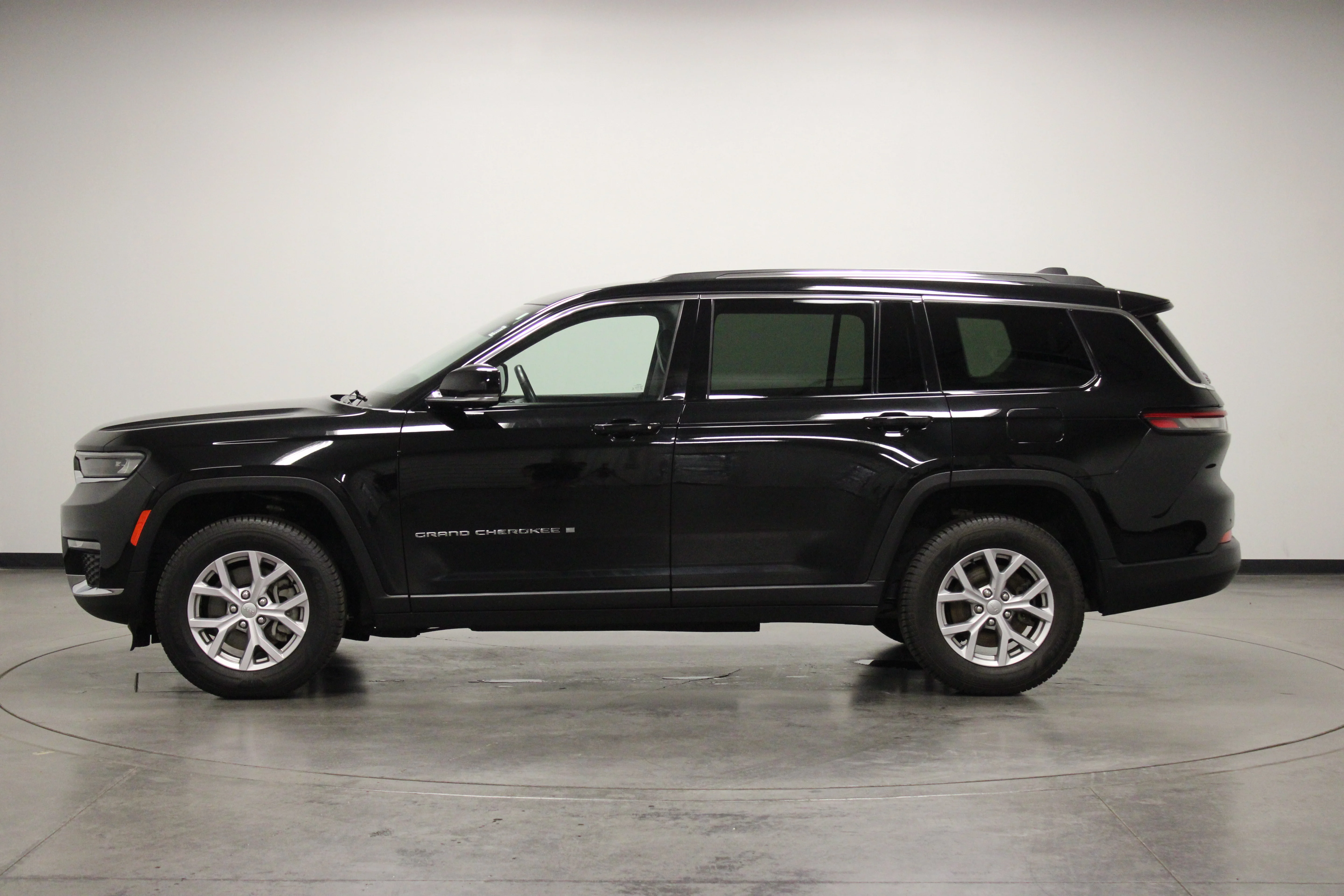 Used 2022 Diamond Black Crystal Pearlcoat Jeep Limited image 5