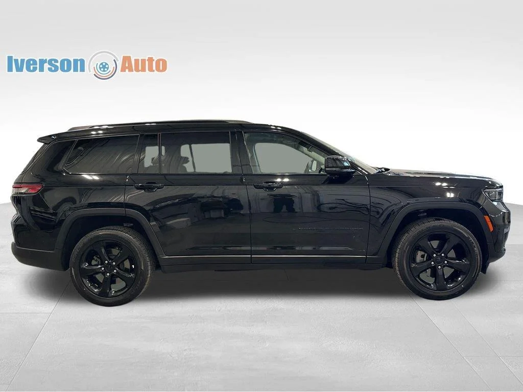 Used 2023 Diamond Black Crystal Pearlcoat Jeep Limited image 10