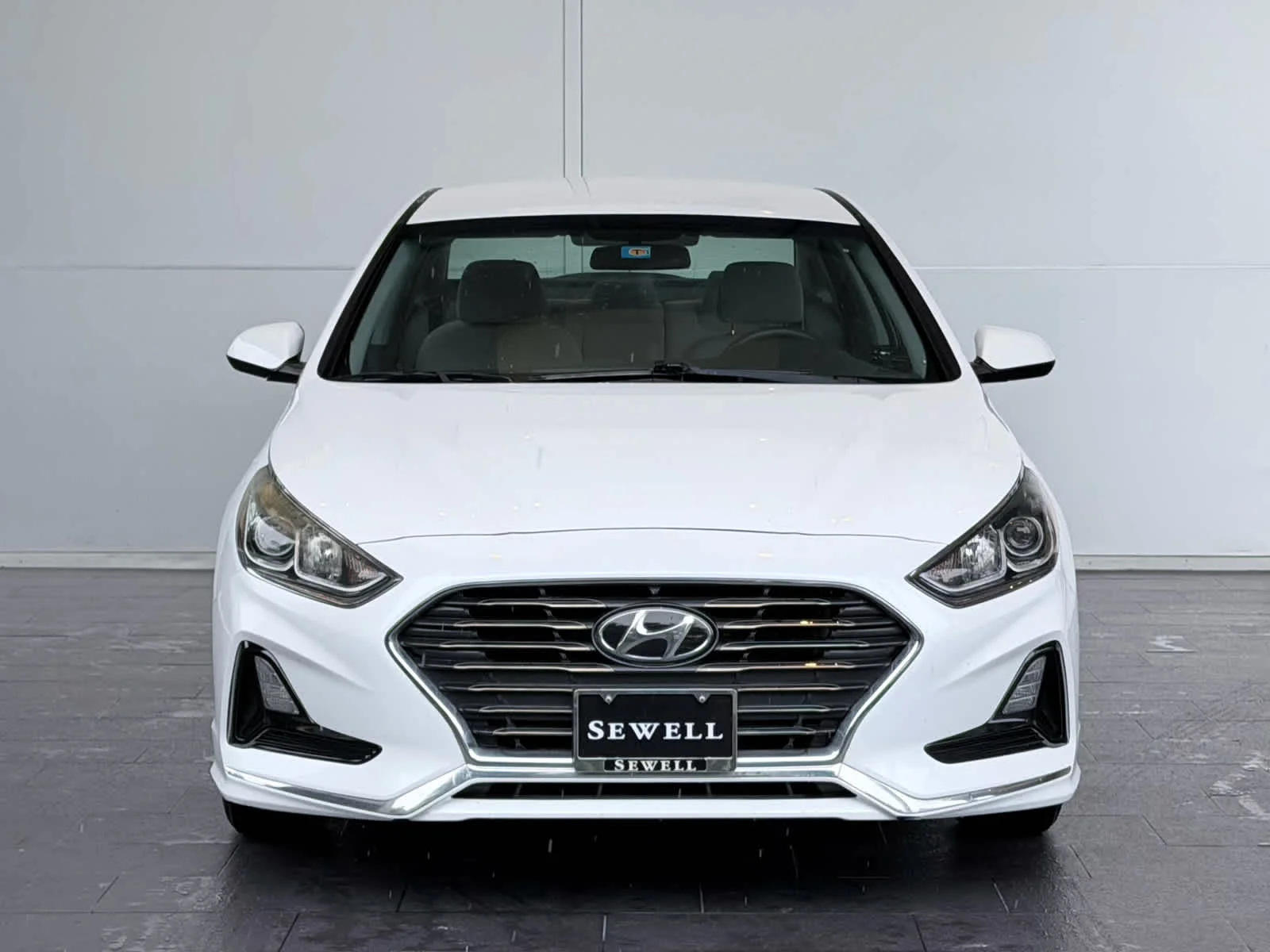 Used 2019  Hyundai SE image 2