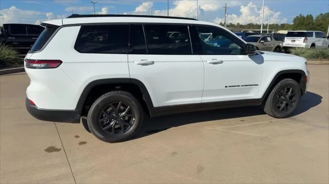 New 2027 Bright White Clear-Coat Paint Jeep Laredo Altitude image 9