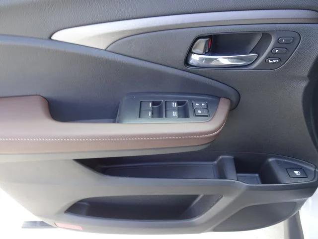 New 2026 Platinum White Pearl Honda RTL image 8