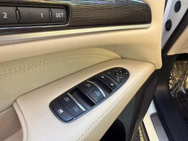 Used 2016 White INFINITI Base image 17