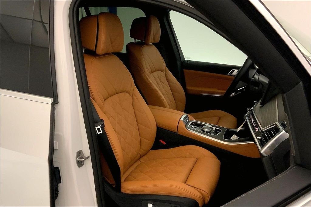 Used 2026 Mineral White Metallic BMW  image 7