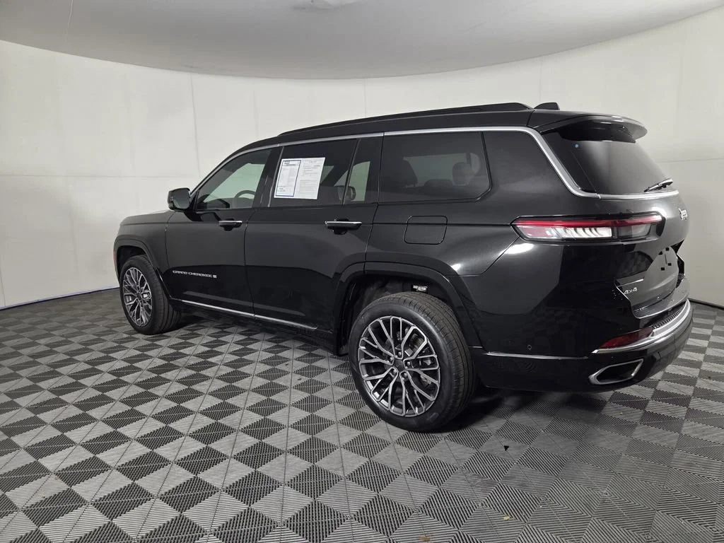 Used 2025 Diamond Black Crystal Pearlcoat Jeep Summit Reserve image 9