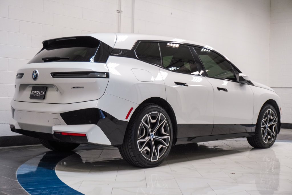 Used 2024 White BMW xDrive50 image 26