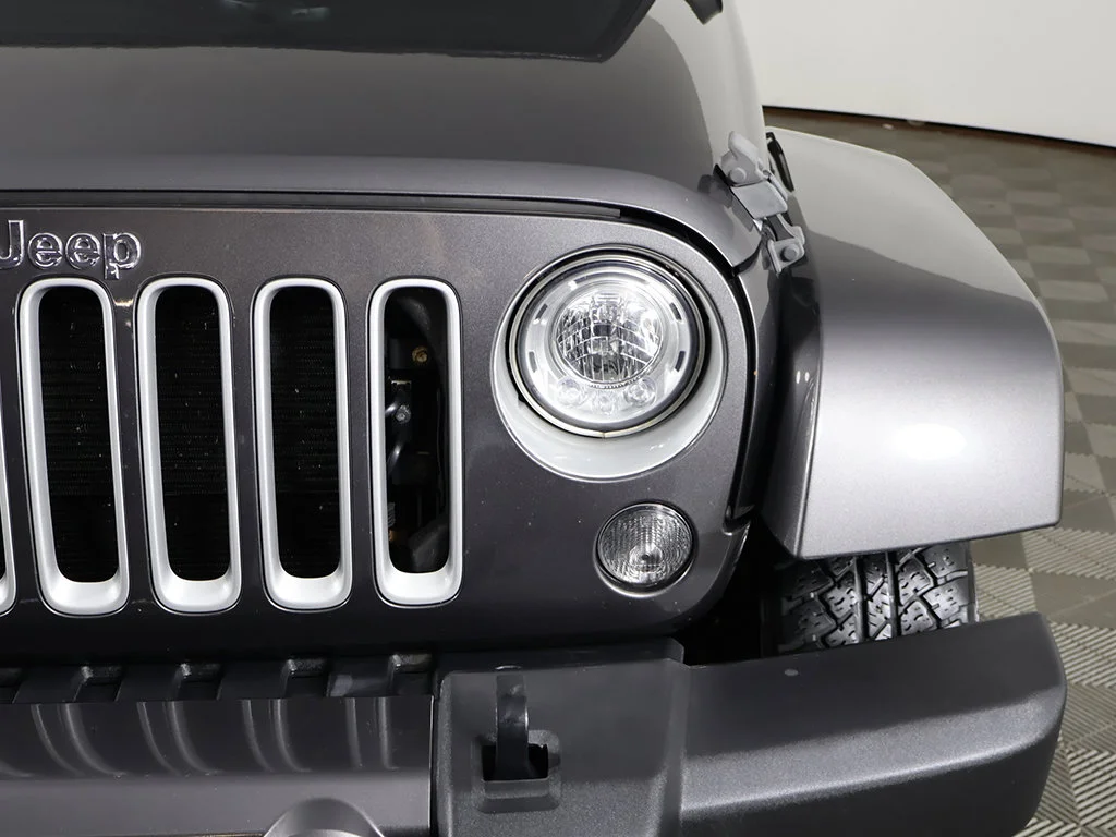 Used 2018 Crystal Metallic Jeep Unlimited Sahara image 9