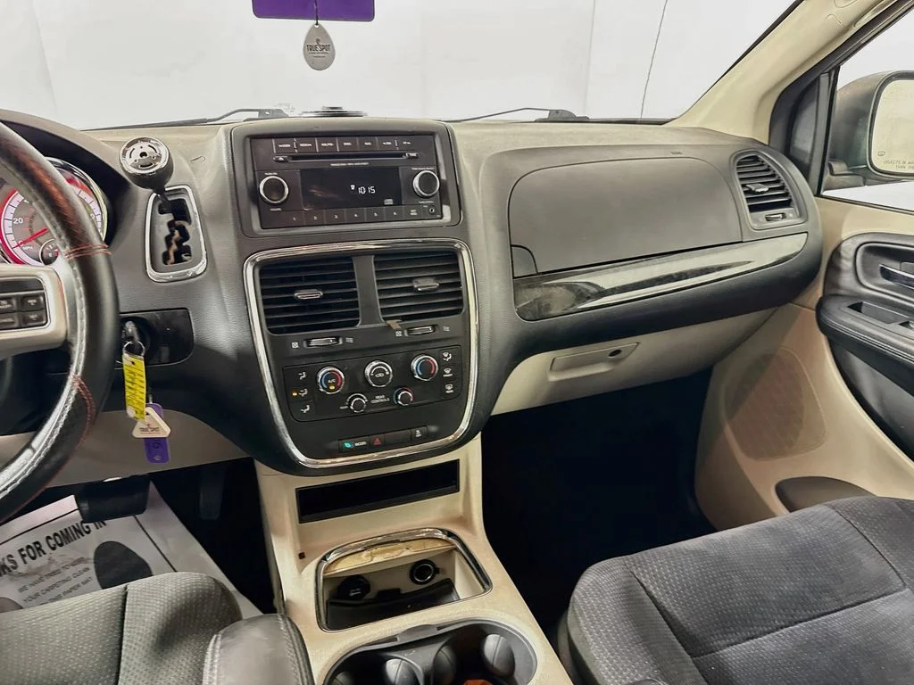 Used 2015 Silver Dodge SXT image 24