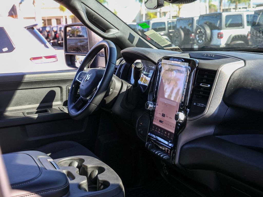 New 2026 Diamond Black Crystal Pearl-Coat Exterior Paint RAM Tradesman image 18