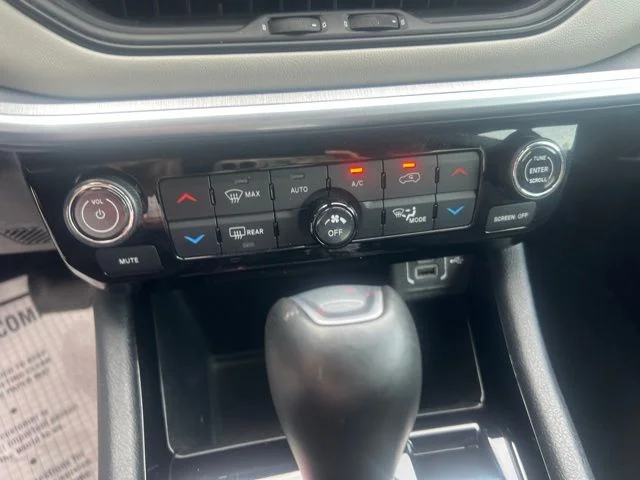 Used 2025 Silver Jeep Limited image 21