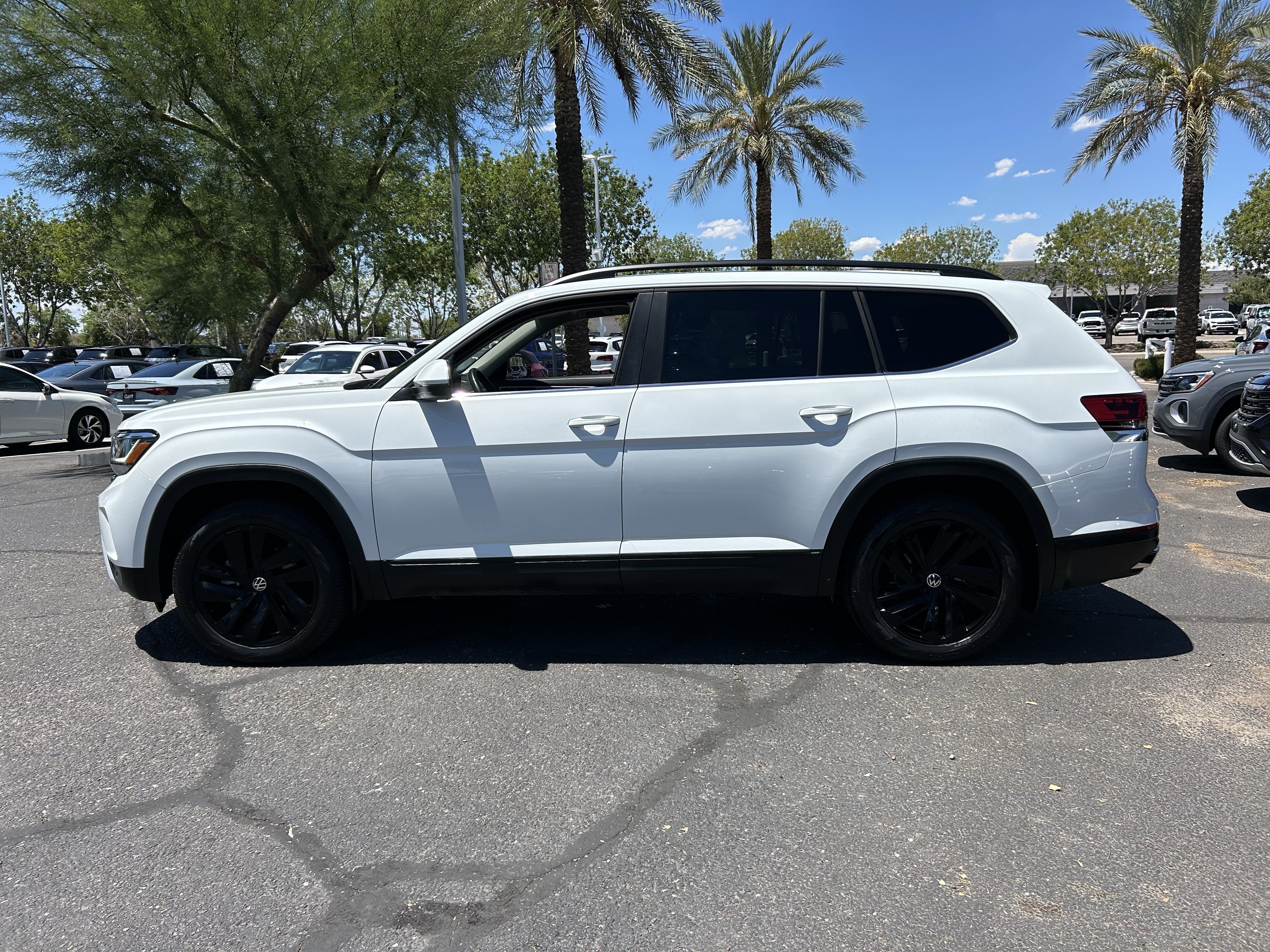 Used 2023 White Volkswagen 3.6L V6 SE w/Technology image 2