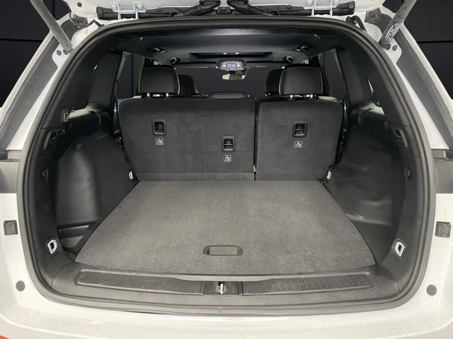 New 2026 Bright White Clear-Coat Exterior Paint Jeep Altitude image 15