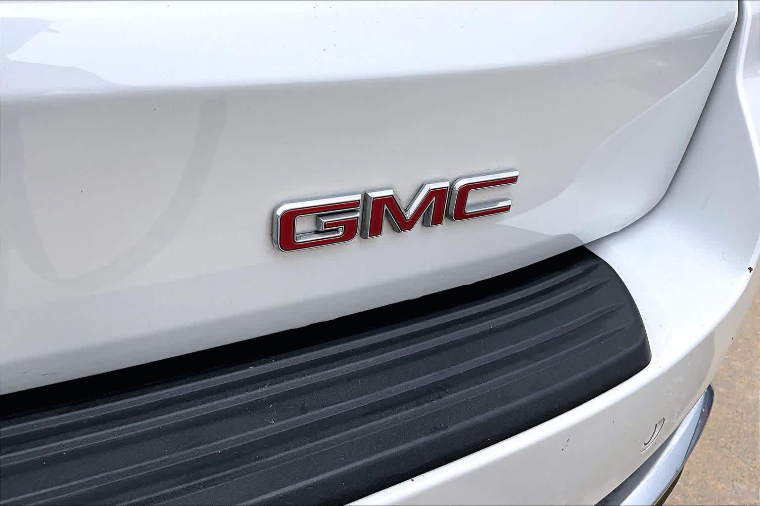 Used 2025 White Frost Tricoat GMC Denali image 31