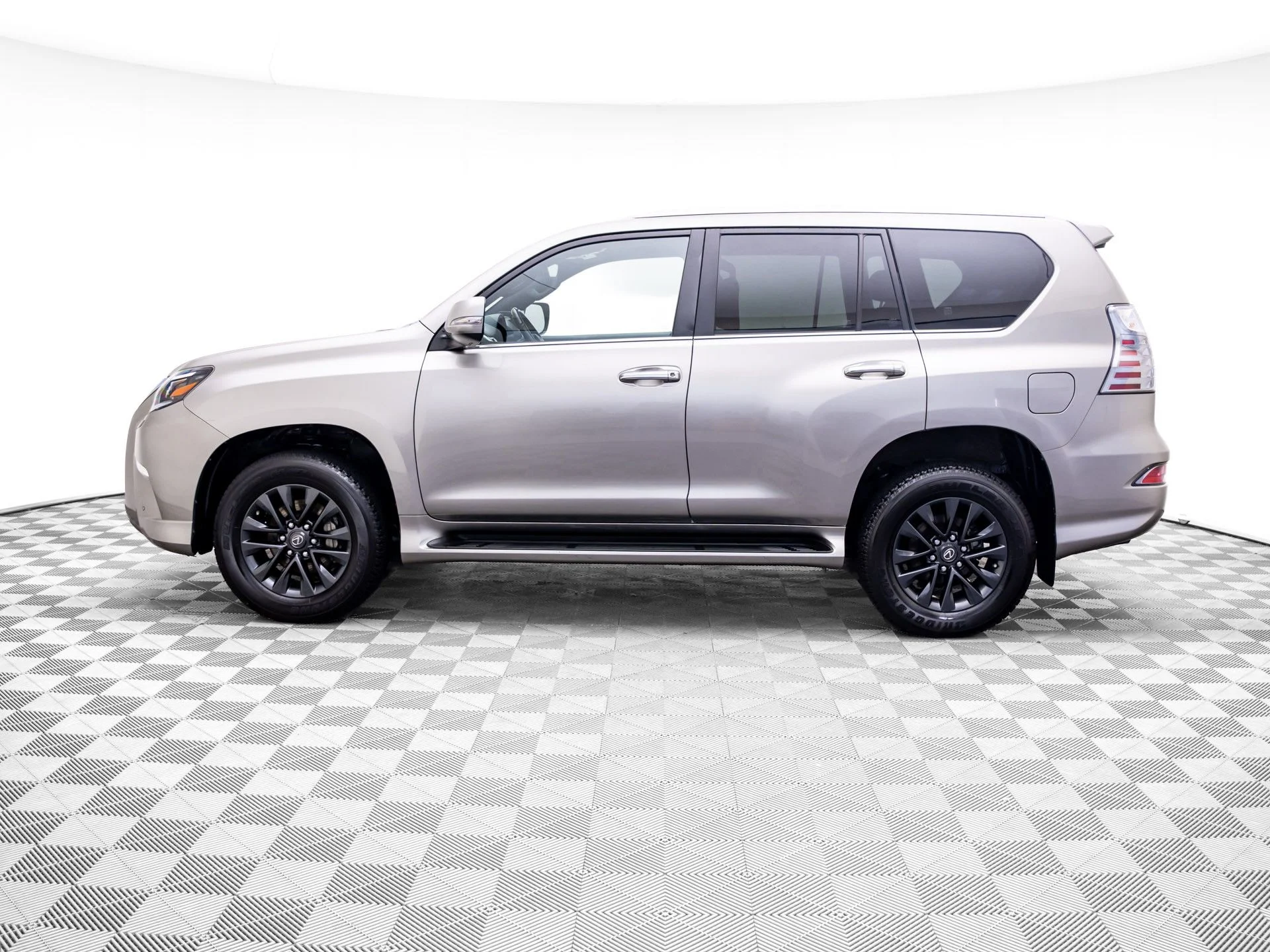 Used 2023 Silver Lexus 460 image 2
