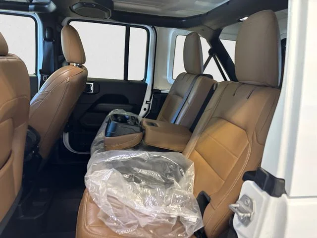 Used 2021 White Jeep Unlimited Sahara image 14