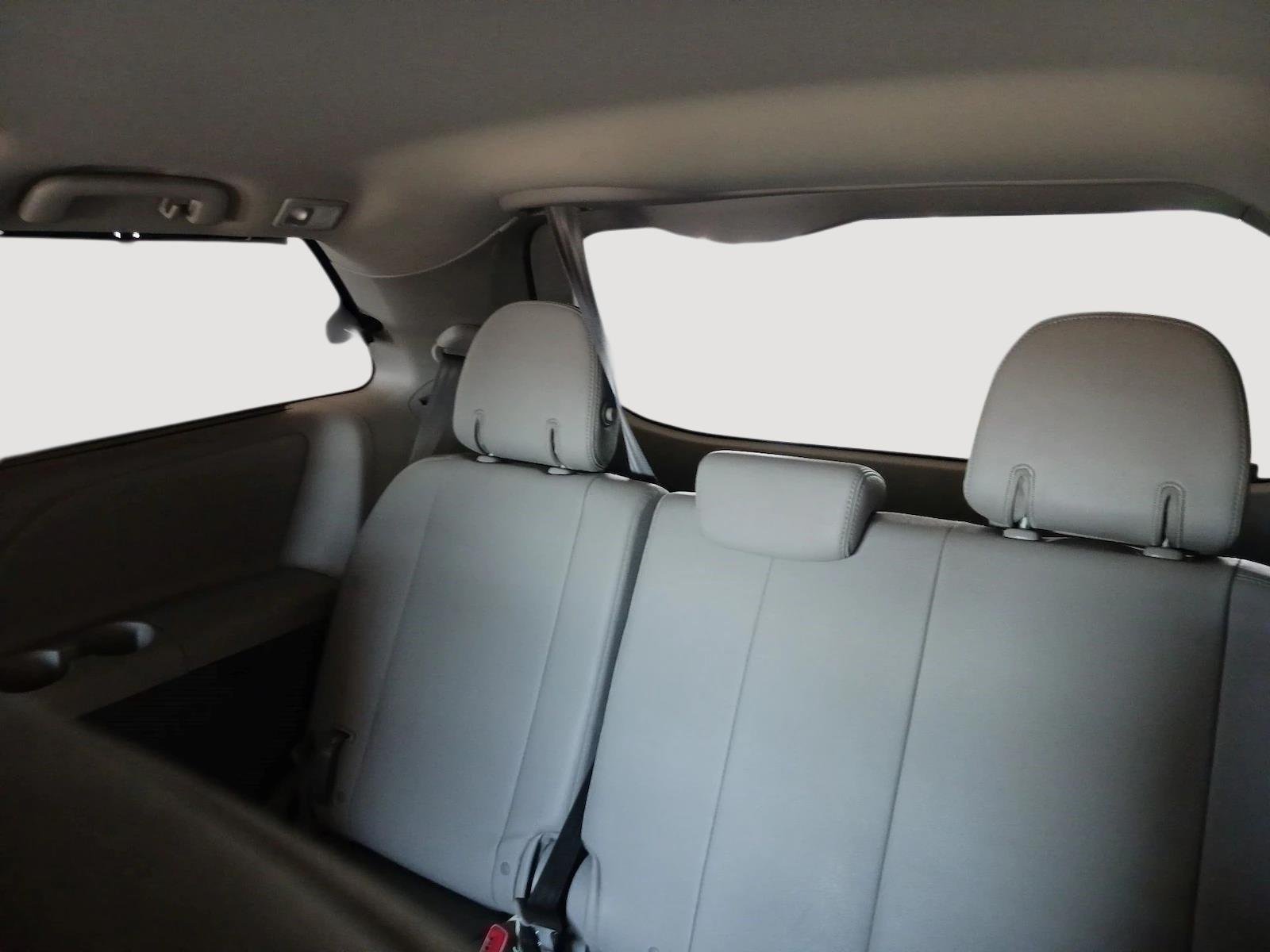 Used 2018 Blizzard Pearl Toyota XLE image 5